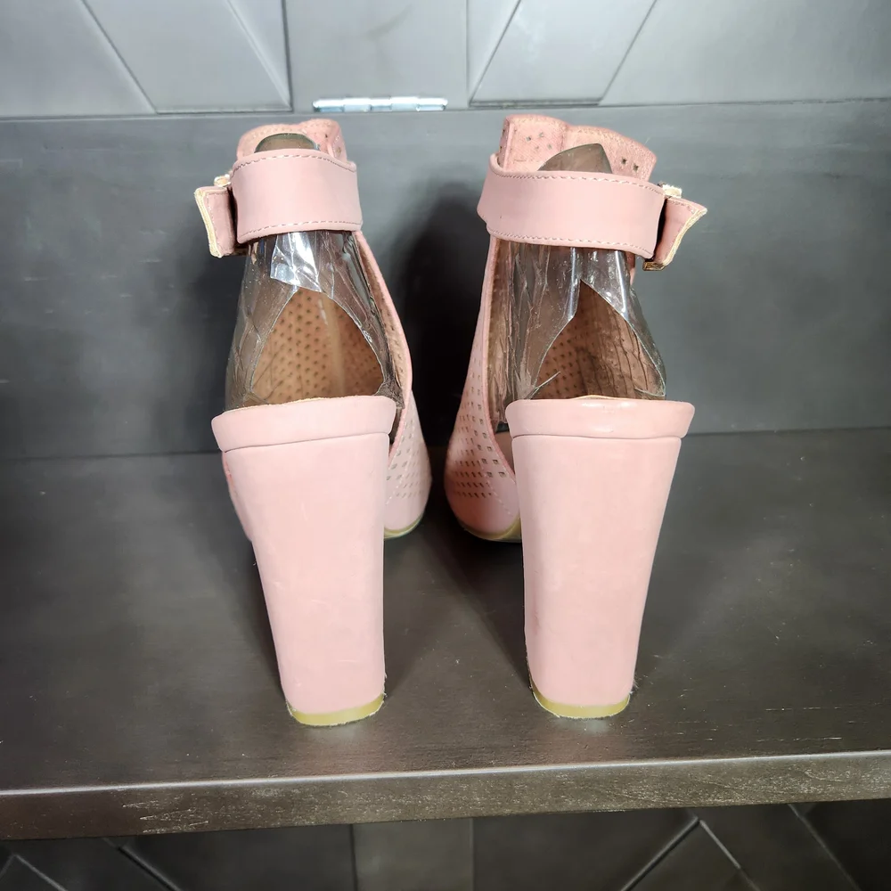 Bamboo Pink Perforated Peep Toe Block Heel Sandals Womens 8 - Picture 3 of 10